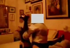 Eine mysteriöse Kreatur mit einem Frauenkörper, mit Flügeln und einem Schwanz, aber mit einem Kopf mit kleinen Hörnern, die ihre aufgeregte Muschi gezupft hat, sitzt auf dem dicken kostenlose tier pornos Schwanz eines unersättlichen Mannes, um echtes, irdisches Vergnügen zu bekommen