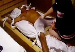 Die verurteilte Kriminelle, die sich irgendwie mit einem Senilen mittleren Alters hinter pornofilme kostenlos runterladen Gittern befunden hat, freut sich sogar über eine solche weibliche Gesellschaft und fickt sie grausam, nachdem sie die volle Zustimmung der Hündin für verdorbene Handlungen erhalten hat