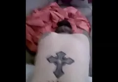 Die vollbusige Lady entschloss sich, eine weitere Masturbation vor der kostenlose pornofilme gratis Kamera zu zeigen. Sie streichelt nicht nur ihre Muschi mit den Händen, sie steckt sie auch mit den Fingern in die Vagina und erregt sich bis zum Äußersten