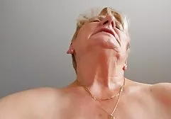 Ein Bursche, der nach Hause arabische sexfilme geplatzt war, begann seine Hündin zu fragen, wo sie die ganze Nacht verschwunden war, ohne eine klare Antwort zu erhalten. Er fickte sie grob in den Mund und hart in den Analbereich