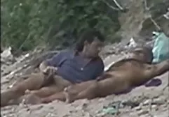 Junges Paar hat Oralsex auf pornofilme tante dem Rasen