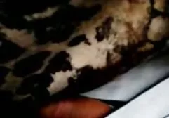 Sexy Babe mit bereits gefickten Löchern wird party pornofilme in der Halle gefickt