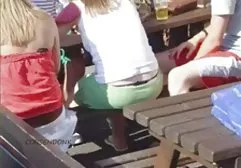 Eine junge Brünette geile pornos in deutscher sprache steckte ein Spielzeug in den Analbereich ihrer Hündin