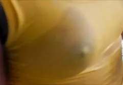 Zwei Typen zogen eine Brünette auf einer Bank hd pornofilme kostenlos aus und boten Sex für Geld an