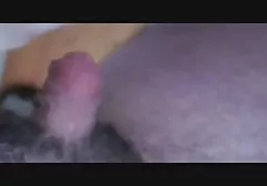 Zwei Jungs, die Mädchen ficken, reißen die zarten hardcorefilme gratis Löcher des Mädchens auf das Bett