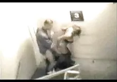 Zwei Freundinnen riefen einen Mann für ein dringendes Gespräch pornofilme gratis gucken an