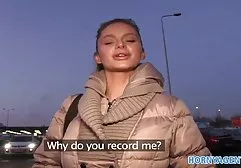 Sexy Schlampe mit dicken Titten, mit einem Arsch, der deutsche erotikfilme gratis wie eine Leopardenhaut gebeizt ist, saugt ein schweres Mitglied eines kräftigen Kerls