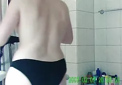 Eine Frau in einem schwarzen Lederkorsett und kostenlose pornos online anschauen einem Strumpfhosennetz macht ihrem Freund einen Blowjob. Die Schlampe spielt gekonnt mit ihrem Mund und lutscht seinen Schwanz wie eine köstliche Süßigkeit