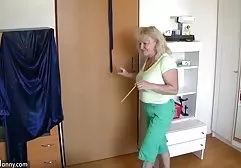Junge Brünette liebt eine stehende free hardcore pornos Pose