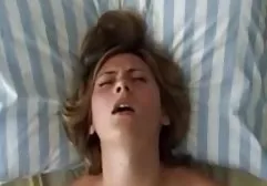 Lustvolle und unersättliche schwarze Frau saugt einen weißen alte deutsche sex filme Schwanz