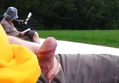 Der dicke Rumpf eines jungen Mannes, der seiner Freundin wirklich ähnlich ist, der ihn, sobald sie aufwachte, zuerst kostenlose kurz pornos aus seiner Unterhose holte und begann, mit ihrem matschigen Mund zu schlucken und ihre Muschi zu beugen