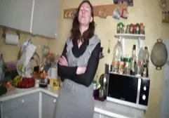 Unersättliche junge Schlampe liebt es kostenlose fickvideos zu saugen