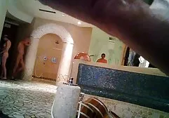 Der Typ hatte nicht genug Geld, um deutschsprechende sexfilme in der Bar zu bezahlen, und er stellte den Arsch unter den Schwanz eines Barkeepers