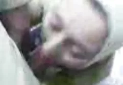 Reife, lustvolle Frau gratis pornofilme für frauen in Strumpfhosen wird von einem jungen Mann gefickt.