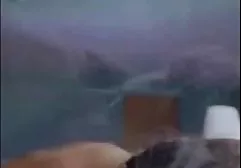 Reife, vollbusige Schlampe in einem kurzen Rock wird fickfilme umsonst von einem jungen Mann gefickt