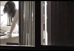 Gut aussehender Mann fickt ein zwitter pornofilme sexy Babe in anal am Silvesterabend