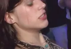 Bescheidene Brünette warf ihr Kleid aus und begann Muschidildo zu masturbieren haarige pornofilme